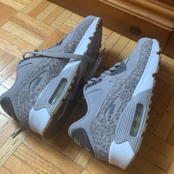 Excellent condition grey white Nike Air Sneakers 6 Youth or 7.5 in women’s - Picture 4 of 8